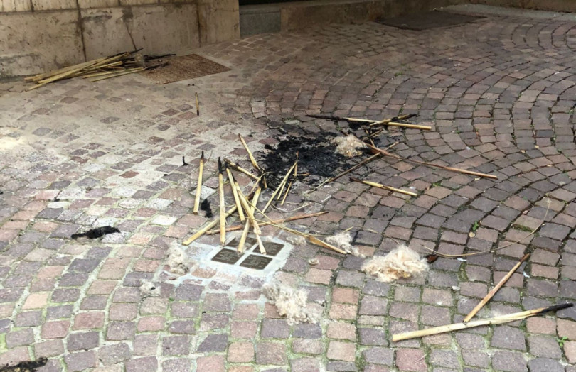 Bruciate ramaglie sulle pietre d’inciampo: «Un gesto ignobile»
